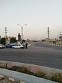 تصویری از ورودی بلوار (خیابان) غدیر در شهر آب‌پخش که در ورودی آن مجسمه نادم فقید نصب شده‌است. ادامه این خیابان به جاده آب‌پخش به وحدتیه متصل می‌شود و تا مسیر ورودی استان بوشهر-فارس ادامه می‌یابد