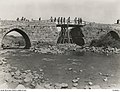جنود بريطانيين و أستراليين و بعض السكان المحليين يقفون على الجسر بعد إعادة بنائه عام 1918م
