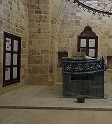 Tomb of Ibrahim ibn Adham inside the mosque DryH brhym bn 'dhm.jpg