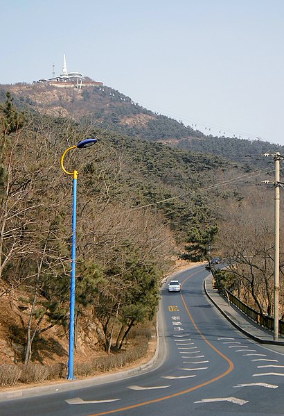 File:大连滨海西路金沙滩段东北向海达索道与莲花山观景台.jpg