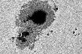 Sonnenfleck vom 13. Dez. 2006, Ø ≈ 20.000 km, eingefärbtes Graustufenbild von Hinode, 480–640 nm