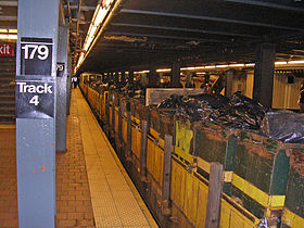 Un treno della spazzatura che passa attraverso la Giamaica - stazione 179th Street.
