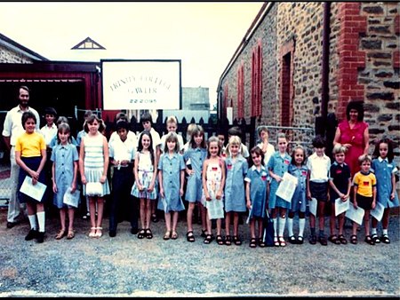 1984 енорийска зала Първи ден първи клас.jpg