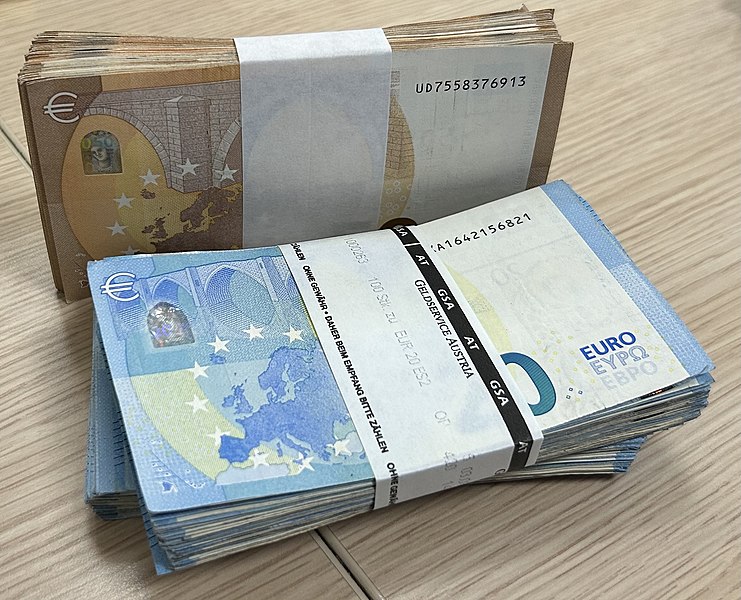 File:20 and 50 Euro banknote straps delivered by G4S.jpg