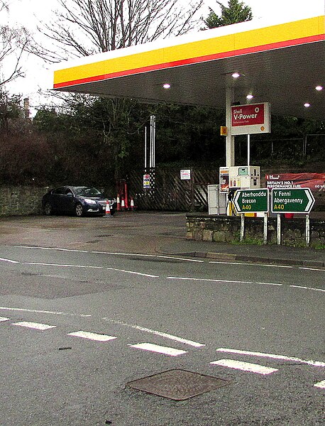 File:A40 direction signs facing the A4077 junction in Crickhowell - geograph.org.uk - 6169478.jpg