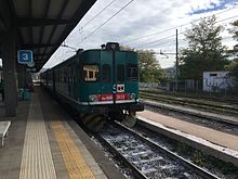 Treno in sosta in stazione.