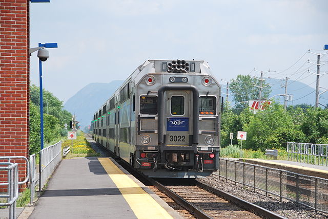 An outbound train on the Mont-Saint-Hilaire Line