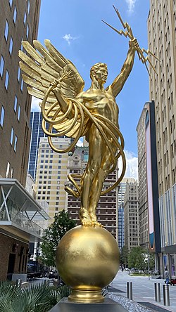 Скульптура "Дух коммуникаций" (Золотой мальчик) AT&T на ее нынешнем месте за пределами штаб-квартиры AT&T в Далласе, штат Техас. Jpg