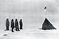 Amundsen e su equipa specta le bandiera norvegian al Polo Sud