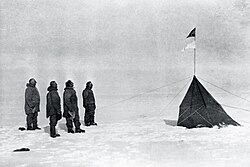 Amundsen (links) un syni Beglaiter Wisting, Hassel un Hanssen z Polheim, Fotograf isch dr Olav Bjaaland gsii