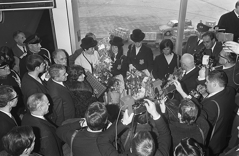 File:Aankomst dames schaatsploeg op Schiphol, na aankomst werd de meisje omringd door, Bestanddeelnr 921-0920.jpg