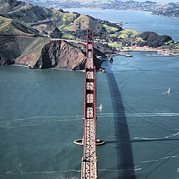 Photographie aérienne du pont du Golden Gate, prise du sud vers la rive de Sausalito (Californie). (définition réelle 4 848 × 4 848)