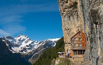Az Alpstein sziklájába épült Berggasthof Aescher a Wildkirchli-barlangokhoz vezető úton (Appenzell Innerrhoden kanton, Svájc)