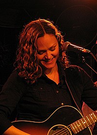 Allie Moss na pozornici u The Saint u Asbury Parku, NJ, travanj 2011
