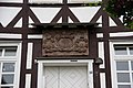 Wappen der Rauschenplatt am Portal ihres ehemaligen Burgmannshofes in Dassel