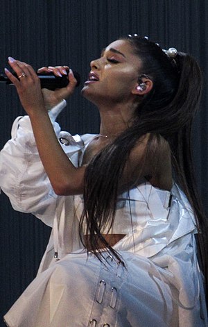 Ariana Grande (33269921925) (cropped).jpg