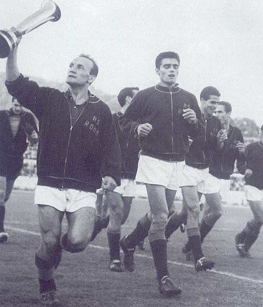 Club captain Giacomo Losi with the Inter-Cities Fairs Cup in 1960–61