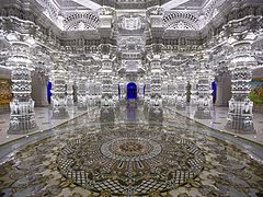 سوامینرایان آکشاردهام (دیواناگری) در رابینزویل، شهرستان مرسر که در سال ۲۰۱۴ به عنوان بزرگ‌ترین معبد هندوی جهان افتتاح شد.[۳۰]