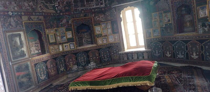 File:Bada mahal bed room.jpg