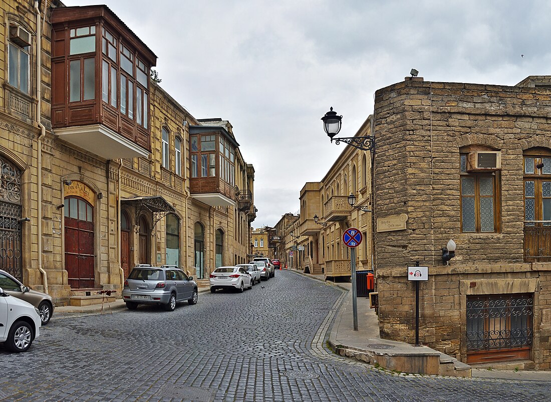 File:Baku BoyukQalaStreet6&15 004 7461.jpg