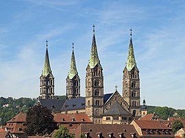 La catedral de Bamberg (1004-1012), Alemania, cuenta con una torre en cada esquina, rematadas por agujas que se elevan desde frontones y son llamados cascos renanos.