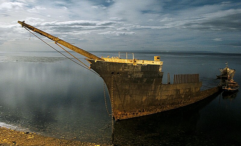 File:Barco Viejo en Punta Arenas Londsdale.jpg