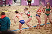 Deutsch: Beachhandball bei den Olympischen Jugendspielen 2018; Tag 6, 12. Oktober 2018; Mädchen, Hauptrundenspiel – Ungarn-Niederlande 2:1 English: Beach handball at the 2018 Summer Youth Olympics at 12 October 2018 – Girls Main Round – Hungary-Netherlands 2:1