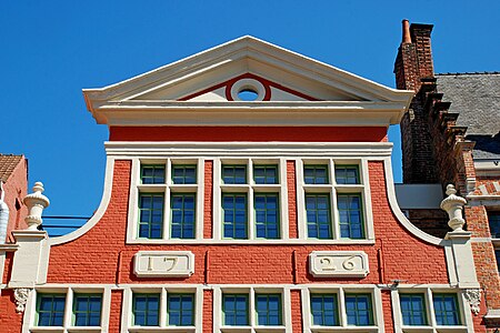 Le pignon et son fronton triangulaire.