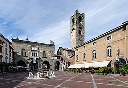 Bergamo, Piazza Vecchia, 2016-06 CN-01.jpg