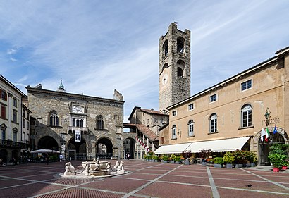 Come arrivare a Piazza Vecchia con i mezzi pubblici - Informazioni sul luogo