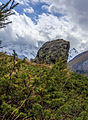 Bergtocht van Gimillan (1805m.) naar Colle Tsa Sètse in Cogne Valley (Italië). Zicht op grote vrijstaande rots.