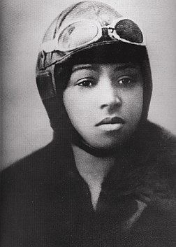 Bessie Coleman est la première personne afro-américaine à détenir une licence de pilote. Comme aucune école d'aviation aux États-Unis ne l'accepta, c'est en France qu'elle apprit à piloter.