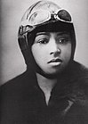Bessie Coleman war die erste schwarze Person, die einen internationalen Pilotenschein erhielt (ausgestellt am 15. Juni 1921) KW 24 (ab 7. Juni 2020)