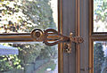 Ruderschlaufe am Fenster der Bibliothek des Hôtel de Bourvallais am Place Vendôme in Paris