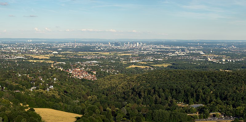 File:Blick auf Frankfurt vom Dettweiler Tempel.jpg