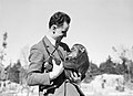 Bonnieux met een aap op zijn arm, Bestanddeelnr 255-8711.jpg
