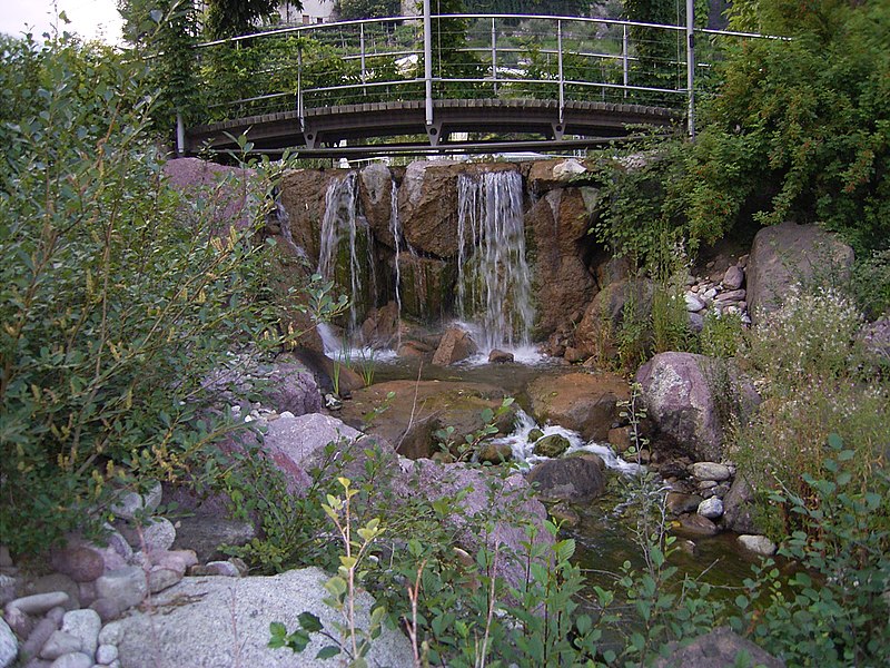 File:Botanischer Garten Meran Wasserfall.jpg