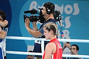 Deutsch: Boxen bei den Olympischen Jugendspielen 2018 Tag 12, 18. Oktober 2018 - Finale Leichtgewicht Mädchen – Oriana Saputo (Argentinien, blau) schlägt Emma Lawson (Australien, rot) 5-0; Ringrichter ist José Romero (Spanien). English: Boxing at the 2018 Summer Youth Olympics on 18 October 2018 – Girls' lightweight Bronze Medal Bout – Oriana Saputo (Argentina, blue) wins over Emma Lawson (Australie, red) 5-0; Referee is José Romero (Spain). Español: Boxeo en los Juegos Olímpicos Juveniles de Verano de 2018 en 18 de octubre de 2018 - Combate de medalla de bronce de las niñas: Oriana Saputo (Argentina, azul) gana a Emma Lawson (Australie, roja) 5-0; Árbitro es José Romero (España).