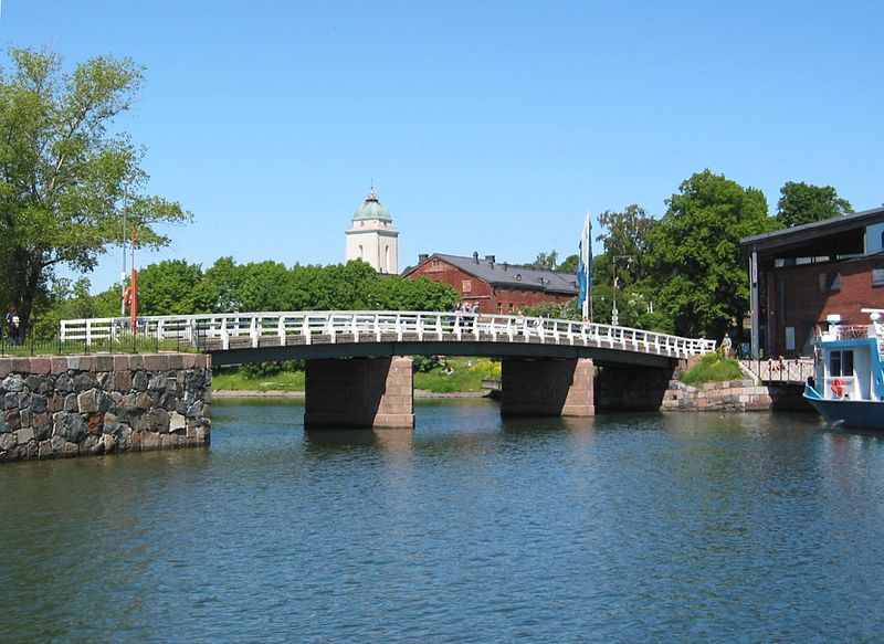 File:Brücke und Kirche auf Suomenlinna 01.jpg