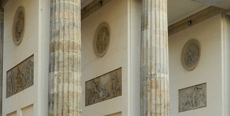 Datei:Brandenburger Tor - Durchgangsreliefs.jpg
