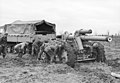 Un cingolato bloccato nel fango durante il ritiro dei tedeschi dalla Russia, 1944