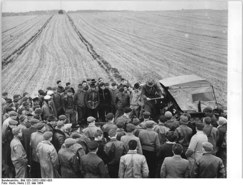 File:Bundesarchiv Bild 183-C0521-0091-003, Wettbewerb im Pflügen.jpg