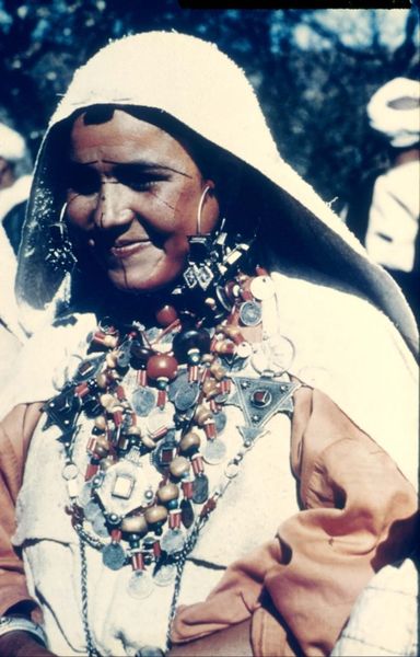 File:COLLECTIE TROPENMUSEUM Berbervrouw met gezichtstatoeages en traditionele sieraden TMnr 20017653.jpg