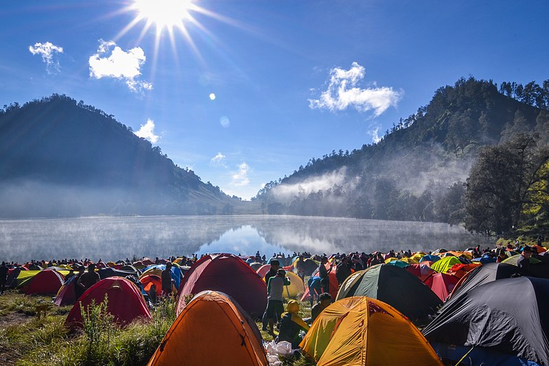 File:Camping on Ranu Kumbolo.jpg