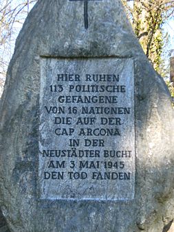 Монумент в память о 113 жертвах на кладбище Ниндорфа в Тиммендорфер-Штранде.