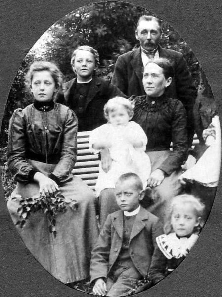 File:Carl J. Sandberg, Emma Jävert Sandberg & family c 1902.jpg