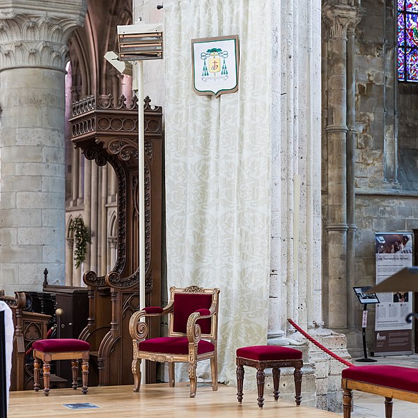 File:Cathedra in Cathédrale Saint-Pierre de Lisieux-2849.jpg