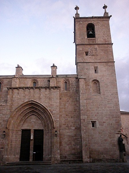 File:Centro histórico de Cáceres (9840633366).jpg