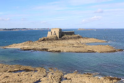 Le fort du Petit-Bé à marée haute.