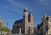 Pośrodku placu stoi kościół Mariacki